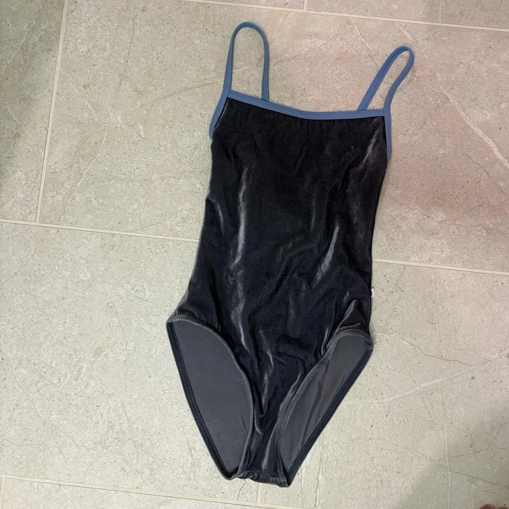 Yumiko Daniela Leotard - Picture 8 of 8